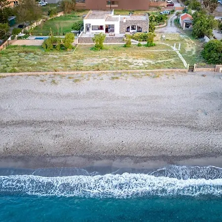 Beachfront Elsa-90m To Main Square Villa