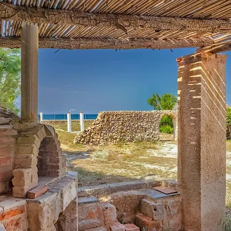 Beachfront Elsa-90m To Main Square Villa